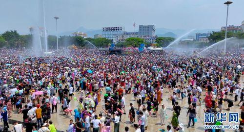 泼水节视频,水花飞溅，民族团结共庆